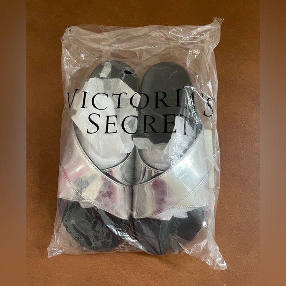 Pink by Victoria’s Secret NWT metallic silver slide sandals size Large 9-10 - Picture 8 of 8